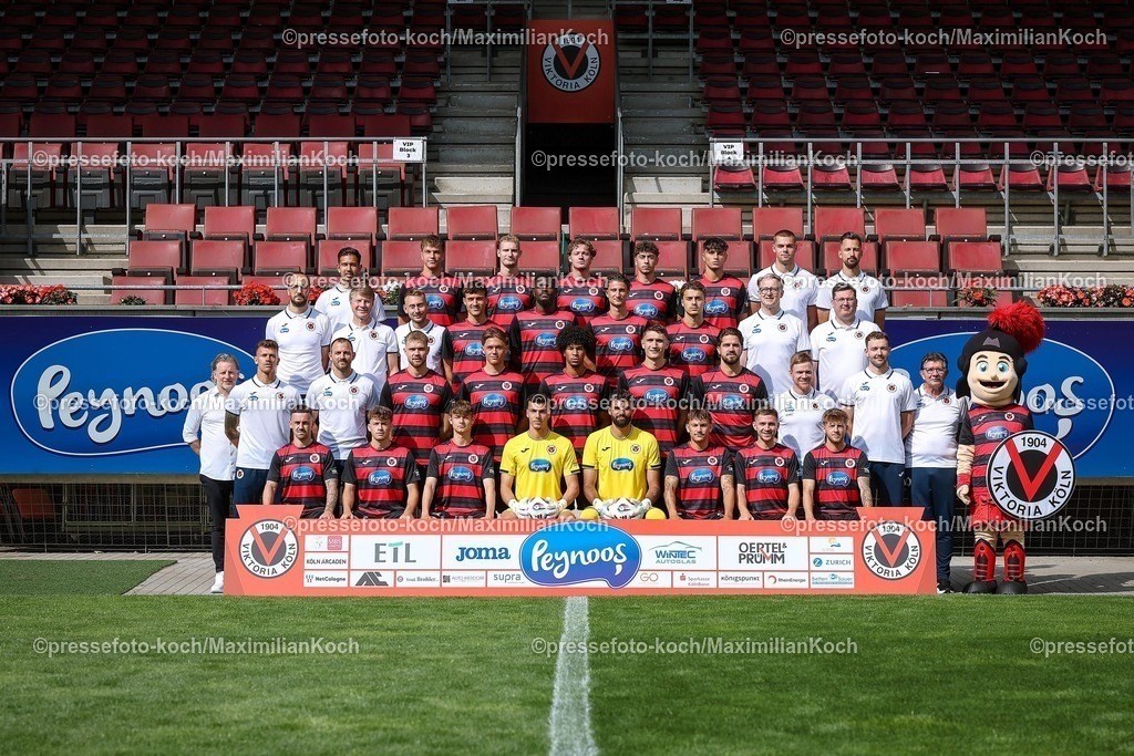FCVK17072501113 | FC Viktoria Köln 1904; 3.Liga, Porträttermin    2025/2026, Mannschaftsfoto, 17.07.2025, hi. Reihe v.li.: Christoph Weber (Physiotherapeut) , David Otto, Meiko Sponsel, Tobias Eisenhuth, Diego Perri, Samuele Carella, Albert Czerner (Physiotherapeut) Florian Braband (Athletik-Trainer); dritte Reihe v.li.: Dr. Med. Univ. Max Wittenberg, Dr. Eduard Gorr (beide Mannschaftsarzt), Patrick Loch (Reha-Trainer), Leonhard Münst, Verthomy Boboy, Jonah Sticker, Leander Popp, Prof. Dr. Med. Marc Horlitz (Mannschaftsarzt), Halil Özcelik (Teammanager); zweit Reihe v.li.: Stephan Küsters (Sportlicher Leiter), Kevin Rauhut (Torwart-Trainer), Kristopher Fetz (Co-Trainer), Lars Dietz, Tim Kloss, Benjamin Zank, Christoph Greger, Lex-Tyger Lobinger, Marian Wilhelm (Cheftrainer), Fynn Fust (Co-Trainer Analyse), Dieter Schick (Betreuer); Maskottchen Viktor;vordere Reihe v.li.: Simon Handle, Lucas Wolf, Raphael Ott, Arne Schulz, Dudu Eduardo dos Santos Haesler, Florian Engelhardt, Marco Pledl, Robin Velasco