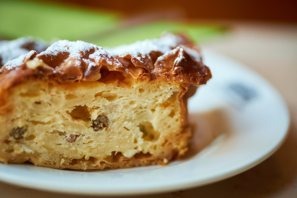 Cafe Volkstheater | WIen, Austria - February 20, 2020: Cafe Volkstheater; ein Stück Topfenstrudel auf dem Teller mit einer grünen Serviette. - Realisiert mit Pictrs.com