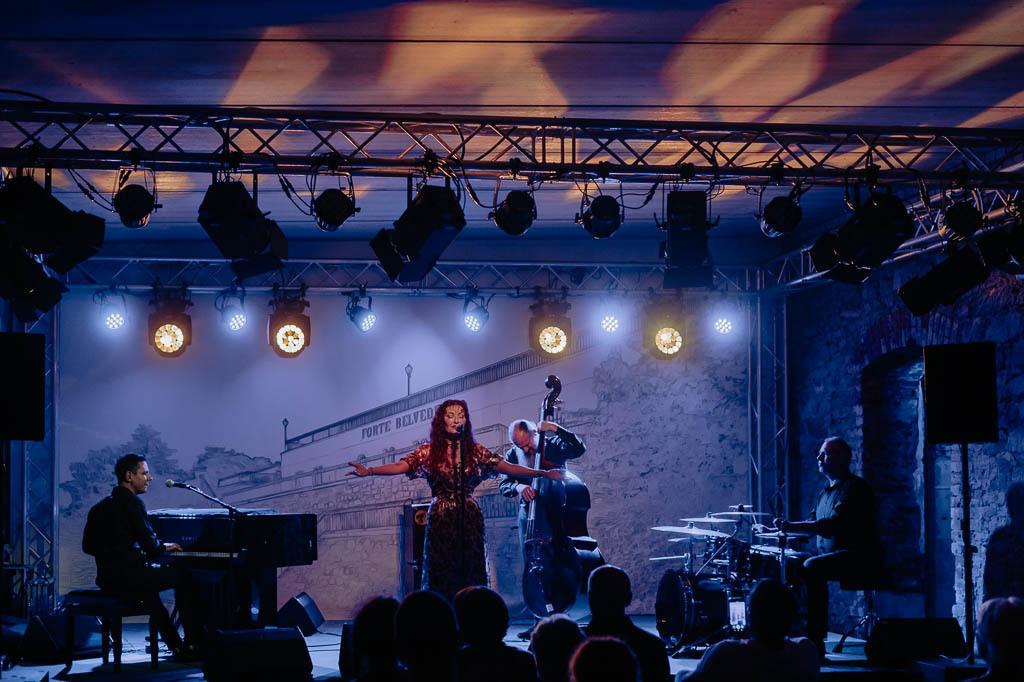 Maria Markesini Konzert | Maria Markesini meets Klazz Brothers im Forte Belvedere Leisnig zum Festival Hallo Leisnig 2022. - Realisiert mit Pictrs.com