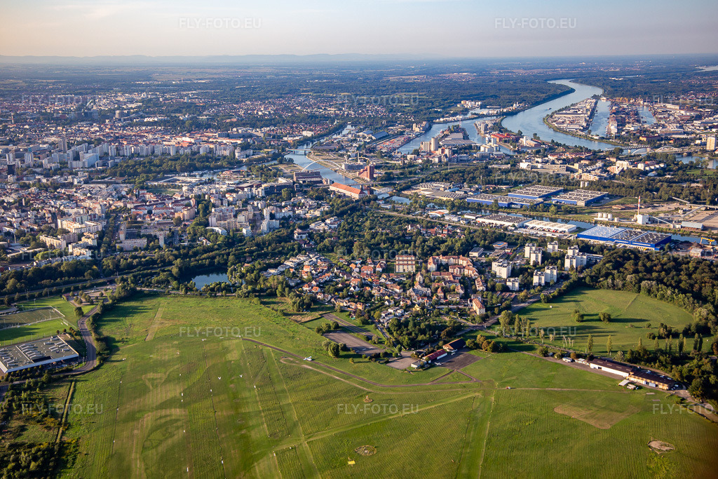 Vue aérienne: Rue Ampère à Neudorf, vue du sud à le quartier Port du Rhin Centre Ouest in Straßburg dans le département Bas Rhin, France. Photo: IMG_137844.jpg prise le 18/08/2023 par Werner Riehm/FLY-FOTO.eu – Résolution de l'original: 5472 x 3648 px