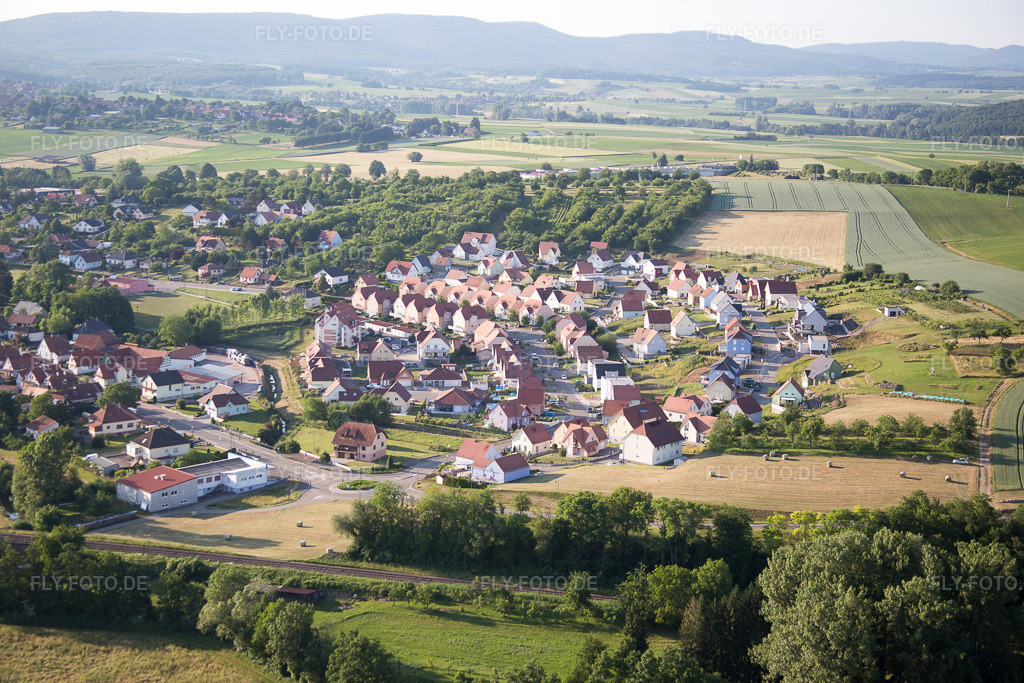 Luftbild: Ortsansicht in Soultz-sous-Forêts im Bundesland Bas-Rhin in Frankreich. Foto: IMG_080215.jpg vom 05.06.2015 durch Werner Riehm/FLY-FOTO.de