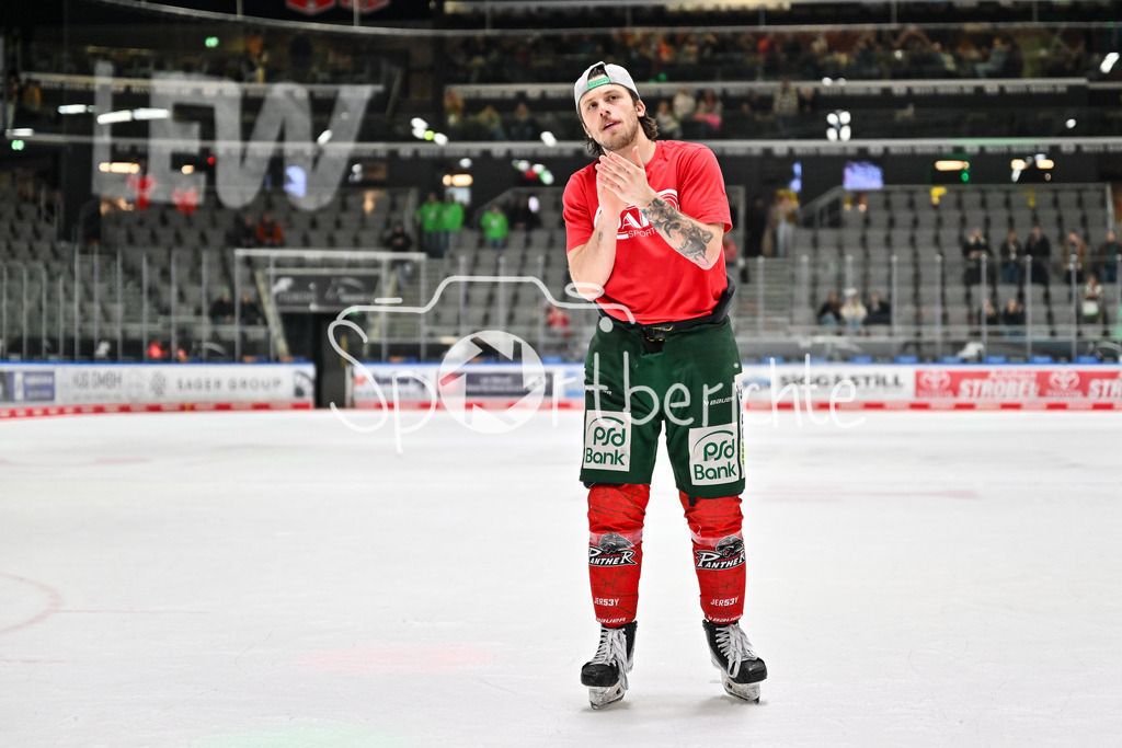 Augsburger Panther - Eisbären Berlin | AUGSBURG, GERMANY - 27. JANUARY: die Mannschaft der Panther feiert zusammen mit den Fans den 2-1 Heimsieg gegen Berlin nach dem Match zwischen den Augsburger Panthern und den Fischtown Pinguins am 43. Spieltag der Penny DEL im Curt Frenzel Stadion - Riley DAMIANI (Augsburger Panther 19)