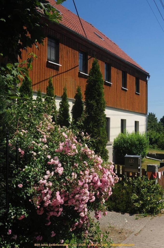 Geißmannsdorf-2026-Ortsbilder-348 | Geißmannsdorf bei Bischofswerda im Sommer 2026. Ein fotografischer Streifzug durch das Dorf Geißmannsdorf, mit Gebäuden, Straßen, Strohpuppen und geschmückten Vorgärten und Grundstücken anlässlich der 800-Jahr-Feier von Geißmannsdorf im Juni 2026 - Realisiert mit Pictrs.com