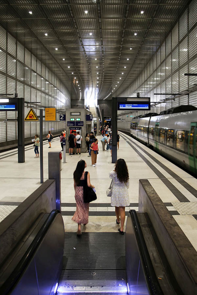 City-Tunnel Leipzig - Station Wilhelm-Leuschner-Platz | Das Team hinter BILDLEXIKON LEIPZIG bündelt historische wie aktuelle Informationen über die Stadt Leipzig in Text und Bild auf einer Plattform und stellt diese der interessierten Öffentlichkeit zur Verfügung.
