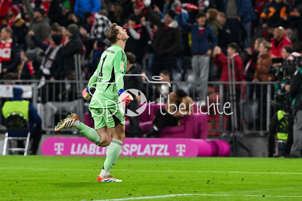 FC Bayern München - Borussia Dortmund | MUNICH, GERMANY - Manuel NEUER (FC Bayern Munich 1) celebrating the goal makes 2-0 Michael OLISE (FC Bayern Munich 17) during the bundesliga match between FC Bayern Munich vs. Borussia Dortmund on matchday 7 at Allianz Arena on October 18, 2025 in Munich, Germany / DFL REGULATIONS PROHIBIT ANY USE OF PHOTOGRAPHS AS IMAGE SEQUENCES AND/OR QUASI-VIDEO