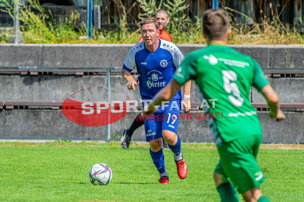 ASV Klagenfurt - Donau Klagenfurt | Michael Kaiser (ASV Klagenfurt #19) Amer Krcic (SV Donau Klagenfurt #5) Assistant Referee Peter Heiss ; ASV Klagenfurt - Donau Klagenfurt am 31.07.2022 in Klagenfurt
(ASV Platz Annabichl), AUSTRIA, (Photo by Ernst Krawagner sport-fan.at) - Realisiert mit Pictrs.com