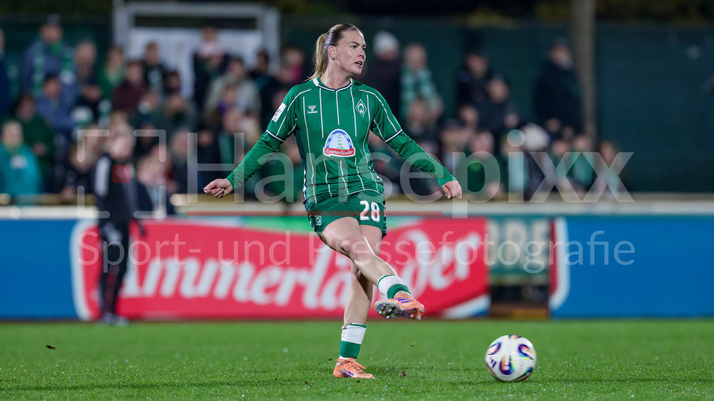 Fussball, Google Pixel Frauen-Bundesliga, SV Werder Bremen - RB Leipzig | Juliane Wirtz (SV Werder Bremen, 28) am Ball, Freisteller, Einzelbild, Ganzkörper, Aktion, Action, Spielszene, DIE DFB-RICHTLINIEN UNTERSAGEN JEGLICHE NUTZUNG VON FOTOS ALS SEQUENZBILDER UND/ODER VIDEOÄHNLICHE FOTOSTRECKEN. DFB REGULATIONS PROHIBIT ANY USE OF PHOTOGRAPHS AS IMAGE SEQUENCES AND/OR QUASI-VIDEO.