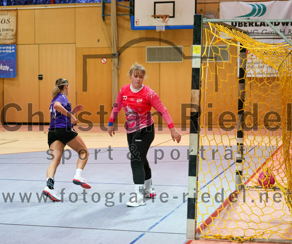 2023-01-21_031_SpVgg_Altenerding_gegen_TSV_Karlsfeld | Erding, Deutschland, 21.01.2023:
Handball, Bezirksoberliga Frauen Altbayern 2022 / 2023, 8. Spieltag, SpVgg Altenerding gegen TSV Karlsfeld, Endergebnis: 28:24

Lena Prem (SpVgg Altenerding, #15), Laura Schestak (TSV Eintracht Karlsfeld, #21)

Foto: Christian Riedel / fotografie-riedel.net