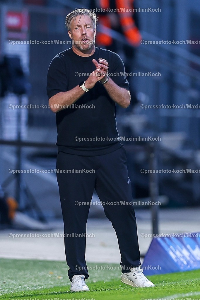 FCVK29082501069 | 29.08.2025, Fußball, FC Viktoria Köln – SSV Jahn Regensburg, 3.Liga, Sportpark Höhenberg, Saison 2025 2026: Cheftrainer Michael Wimmer (Jahn Regensburg #hc) gestikulierend am Spielfeldrand  DFB regulations prohibit any use of photographs as image sequences and or quasi-video.