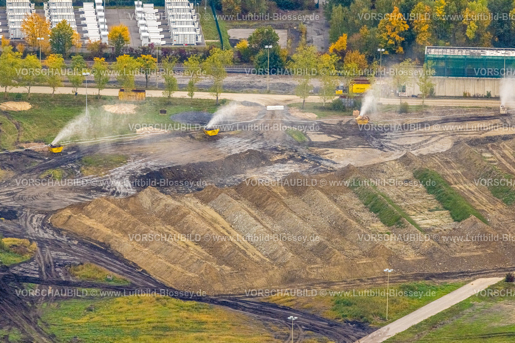 Hamm251000121Gersteinwerk | Luftbild, mit großem interesse verfolgten tausende Zuschauer die Sprengung des Gersteinwerk Schornsteins mit einer halben Stunde Verspätung. Der 282 Meter hohe RWE-Schornstein fiel exakt in das vorbereitete Schotterbeet. Stadtgrenze Werne, Hamm Nordrhein-Westfalen, Deutschland