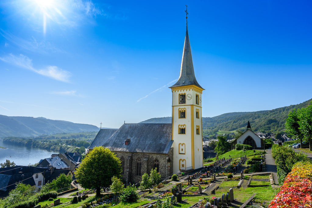 Kirche in Bremm | Online Foto-Shop von André Engelhardt, Filmemacher und Fotograf. Fine Art Prints, Kunstdrucke, Fotogeschenke, Souvenirs von Mosel, Rhein und mehr. 