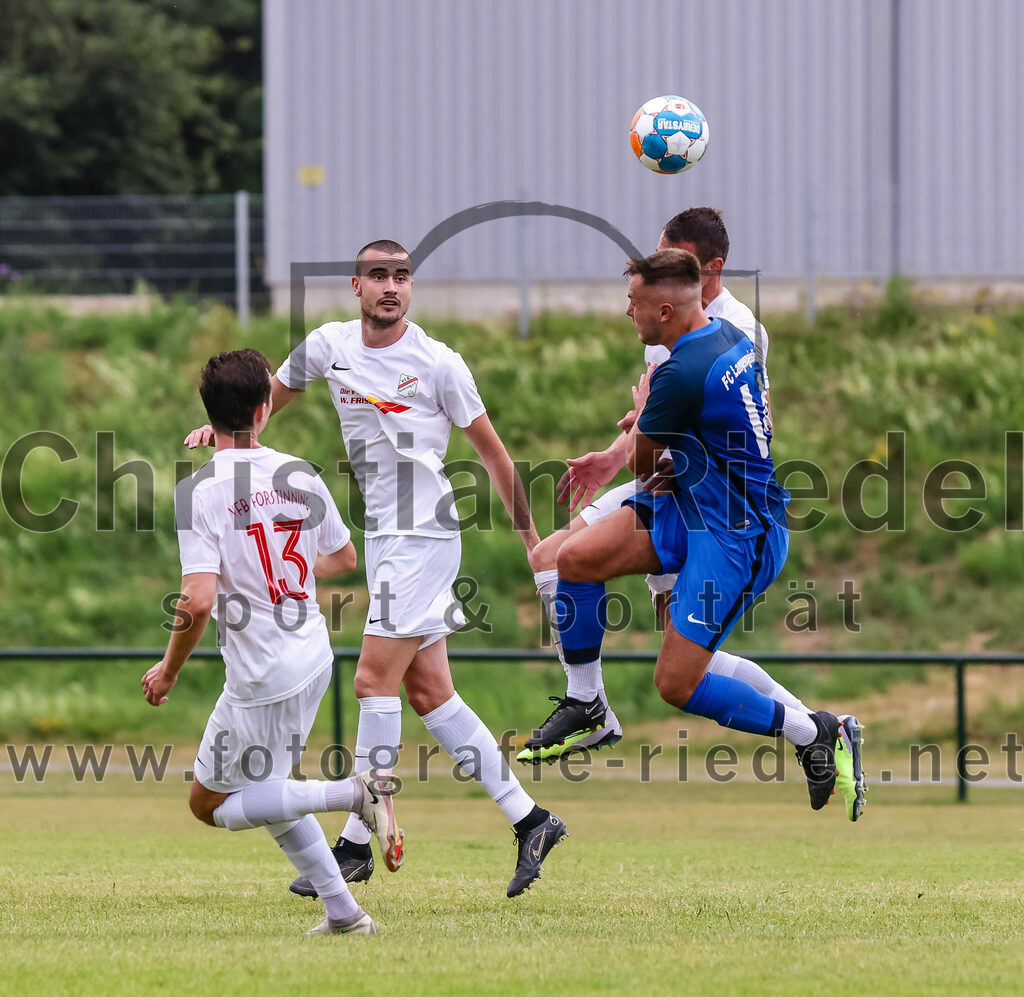 2023-06-30_104_FC_Langengeisling_gegen_VfB_Forstinning | Erding, Deutschland, 30.06.2023:
Fußball, Bezirksliga Oberbayern Ost 2023 / 2024, Testspiel, FC Langengeisling gegen VfB Forstinning, Endergebnis: 3:0

Niklas Mayer (VfB Forstinning, #13), Mathias Hirt (VfB Forstinning, #4), David Riederle (FC Langengeisling, #14)

Foto: Christian Riedel / fotografie-riedel.net