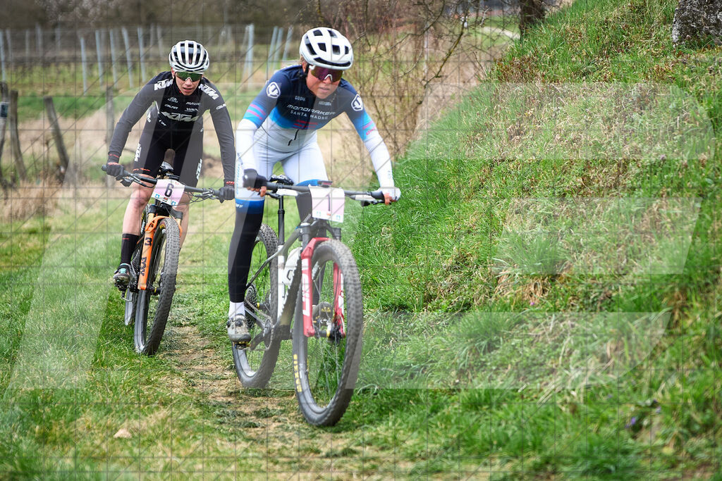 34. KTM Kamptal Trophy 1, MITTERWALLNER Mona (AUT), Women Elite, MONDRAKER FACTORY RACING XC vor 6, SPECIA Giada (ITA), KTM FACTORY MTB TEAM | ZÖBING, Österreich – 2026-03-28: 34. KTM Kamptal Trophy1, MITTERWALLNER Mona (AUT), Women Elite, MONDRAKER FACTORY RACING XC vor 6, SPECIA Giada (ITA), KTM FACTORY MTB TEAMFoto: © 2026 Martin Bihounek - MB Creative e.U.