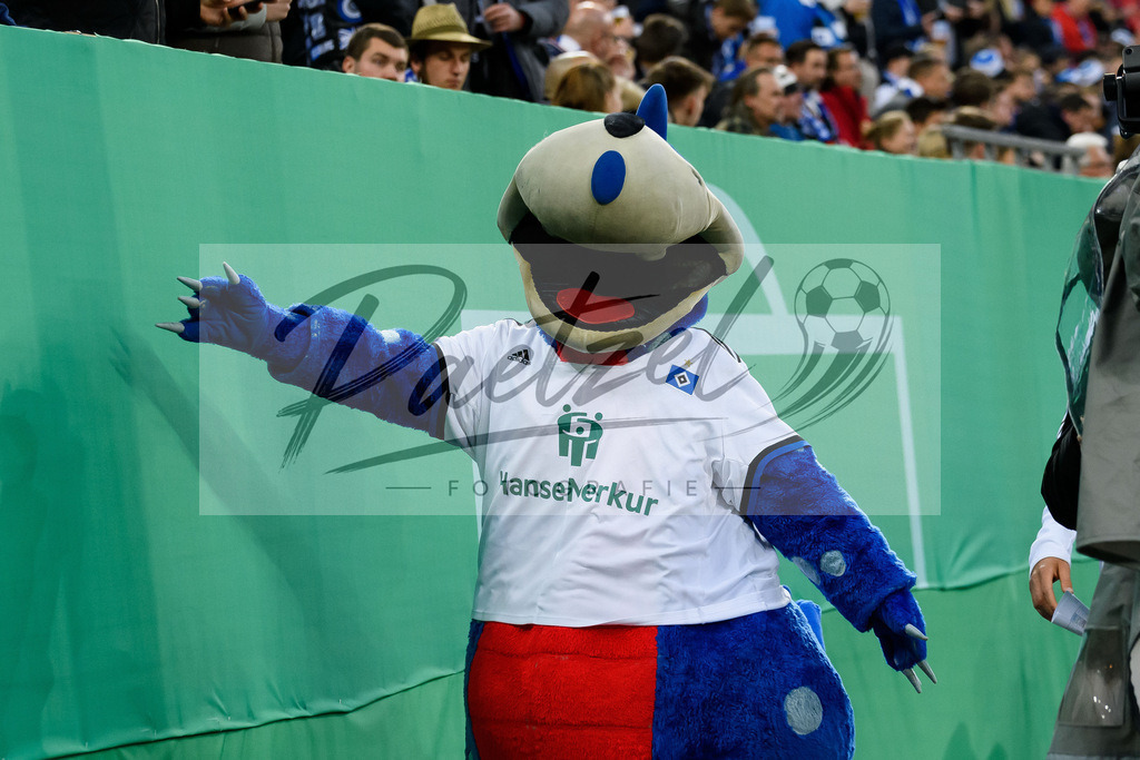 HSVSCF20220419_419 | Fussball, Herren: . Maskottchen Dino Hermann beim DFB-Pokal-Halbfinalspiel zwischen Hamburger SV und SC Freiburg im Volksparkstadion am 19.04.2022 in Hamburg, Deutschland.DFB / DFL REGULATIONS PROHIBIT ANY USE OF PHOTOGRAPHS AS IMAGE SEQUENCES AND/OR QUASI-VIDEO. - Realisiert mit Pictrs.com