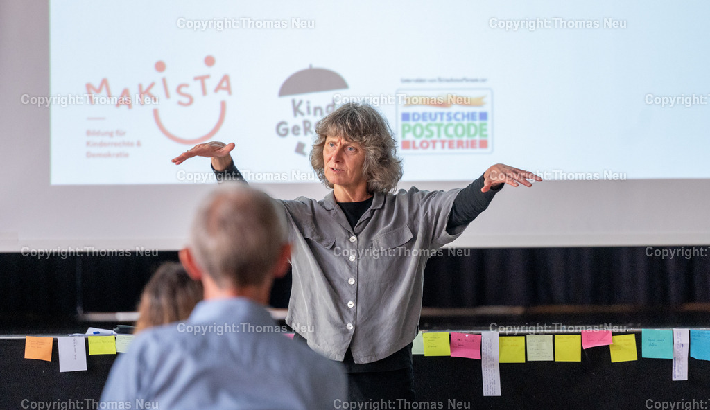 Goethegymnasium_Kinderrechte | Auftakt für die Wochen der Zivilcourage in Bensheim im Goethe-Gymnasium (Mensa) mit einem interaktiven Abend zu Kinder- und Jugendrechten. Pädagogen, Eltern, Lehrkräfte und Experten und Expertinnen aus der Sozialarbeit erörtern mit Lokalpolitiker*innen und ehrenamtlich Tätigen, wie das demokratische Miteinander von klein auf gefördert werden kann - und wie in Schulen und Gemeinden eine Kultur der Kinderrechte entsteht.  Den Impulsvortrag hält Christa Kaletsch , Vorsitzende von Makista e. V. Frankfurt. "Bock auf Demokratie"? ,, Bild: Thomas Neu