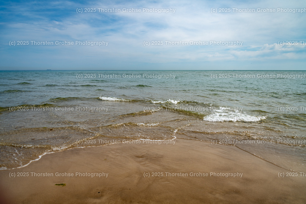 Grenen / Skagens Gren Denmark June 2023 | Grenen or Skagens Gren is the sandy headland northeast of the town of Skagen in Denmark. It is the confluence of the North Sea/Skagerrak and the Kattegat/Baltic Sea / Grenen oder Skagens Gren ist die sandige Landspitze nordöstlich der Stadt Skagen in Dänemark. Es ist der Zusammenfluss von Nordsee / Skagerrak und Kattegat / Ostsee - Realisiert mit Pictrs.com