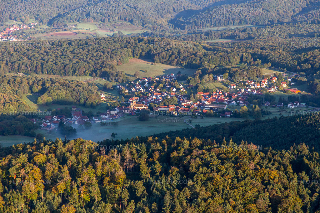 Aerial view: View of the town from the southeast in Climbach in the state Bas-Rhin, France. – Photo: IMG_138831.jpg taken on 09/24/2023 by Werner Riehm/FLY-FOTO.com – Resolution of the original: 5472 x 3648 px
