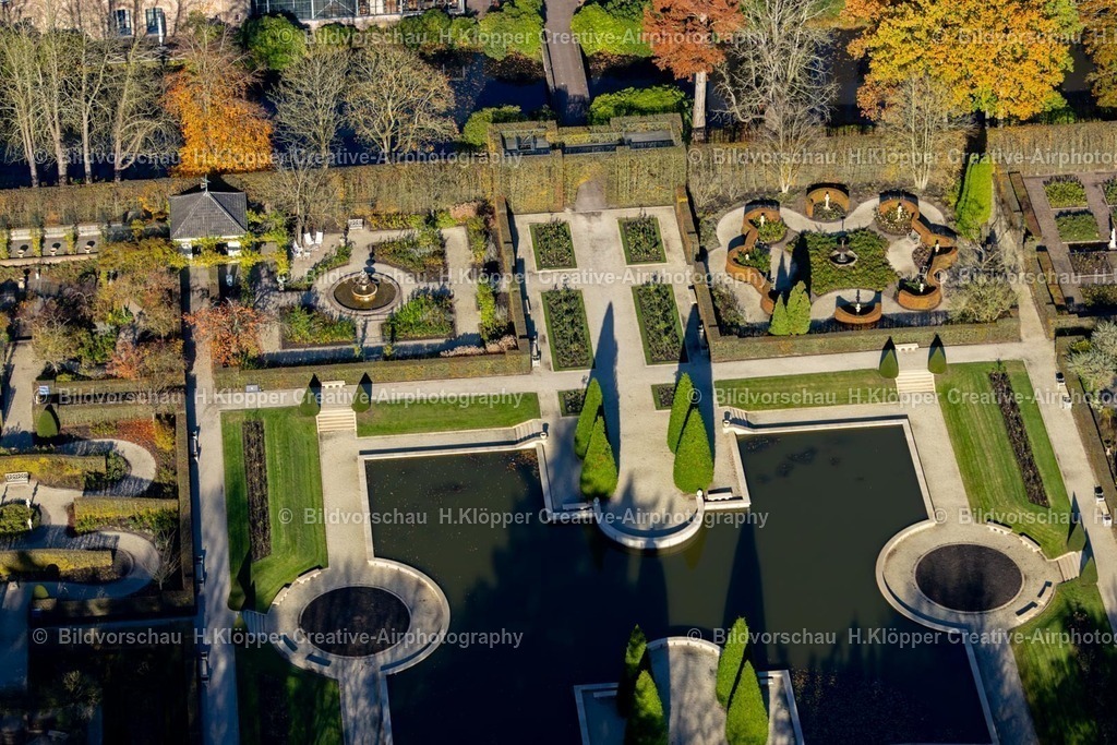 Luftbilder Arcen Limburg-7586 | Luftbildfotografie Herbstluftbild Wassergraben mit Wasserschloß Schloss Kasteeltuinen Arcen in Arcen in Limburg, Niederlande - Realisiert mit Pictrs.com