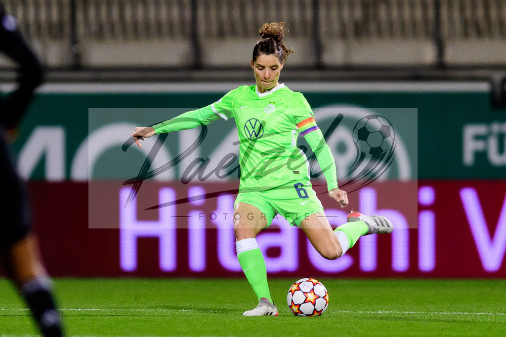 WOBJUV20211118_088 | Fussball, Frauen: Dominique Janssen (VfL Wolfsburg) in Aktion, am Ball, Einzelaktion bei dem Spiel der UEFA Women´s Champions League zwischen VfL Wolfsburg und Juventus Turin im AOK-Stadion am 18.11.2021 in Wolfsburg, Deutschland. - Realisiert mit Pictrs.com
