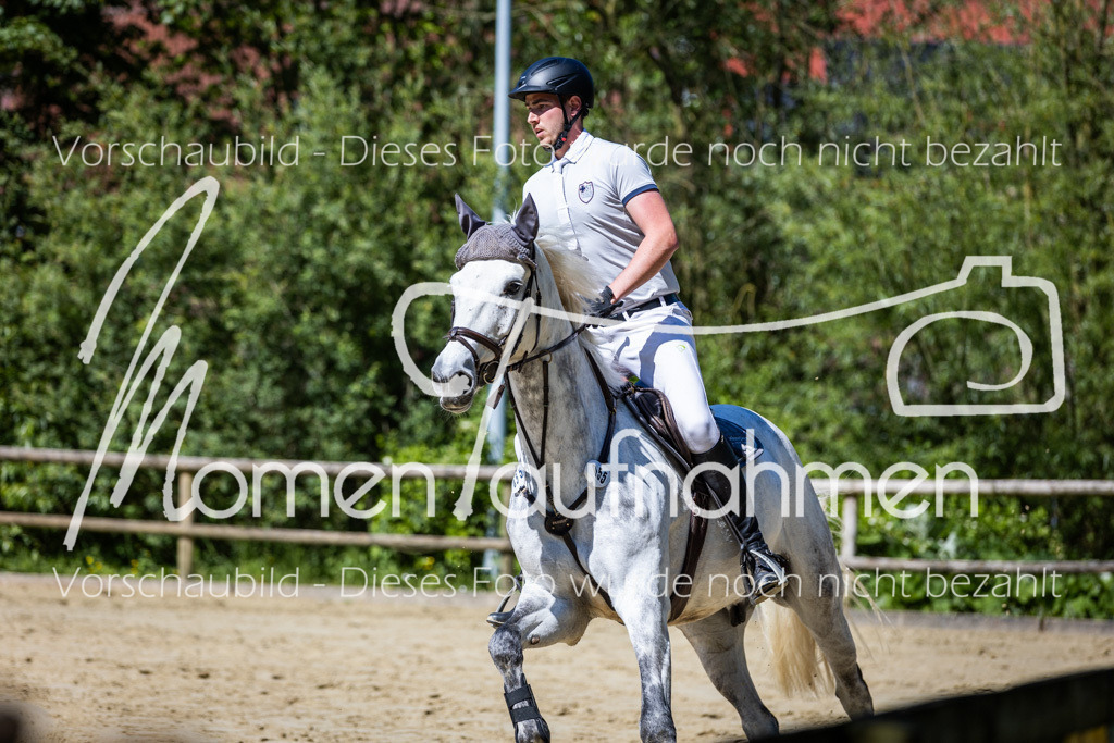 Donop24-M-Spr-032 | MomenTaufnahmen Pferdesportfotos