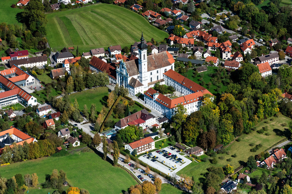 dr__0038658.jpg | DIEßEN AM AMMERSEE 11.10.2019 Kirchengebäude des Münster Marienkirche in Dießen am Ammersee im Bundesland Bayern, Deutschland. // Church building of the cathedral of Marienkirche in Diessen am Ammersee in the state Bavaria, Germany. Foto: Daniel Reiter