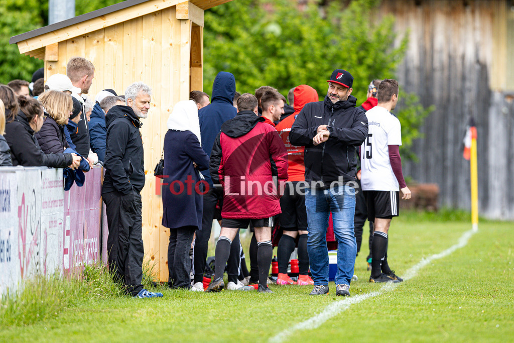TSV Steingaden gegen TSV Hohenpeißenberg | Fußball Herren A-Klasse Gruppe 8 Zugspitze 2024/25, TSV Steingaden gegen TSV Hohenpeißenberg, 20250525,Wartet auf den Schlusspfiff,2025-05-25 in Steingaden (Sportplatz Steingaden), Alexander Sanktjohanser (TSV Hohenpeißenberg Trainer)Copyright: WolfgangxLindner www.foto-lindner.de