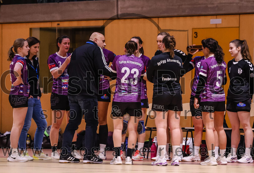2025-01-11_087_SpVgg_Altenerding_gegen_HF_Scheyern | Erding, Deutschland, 11.01.2025:Handball, Bezirksoberliga Frauen Altbayern 2024 / 2024, 10. Spieltag, SpVgg Altenerding gegen HF Scheyern, Endergebnis: 20:23Marlene Mittermeier (SpVgg Altenerding, #6), Trainer Michael Wienerl (SpVgg Altenerding), Katharina Künstner (SpVgg Altenerding, #23), Julia Kübelsbeck (SpVgg Altenerding, #5)Foto: Christian Riedel / fotografie-riedel.net