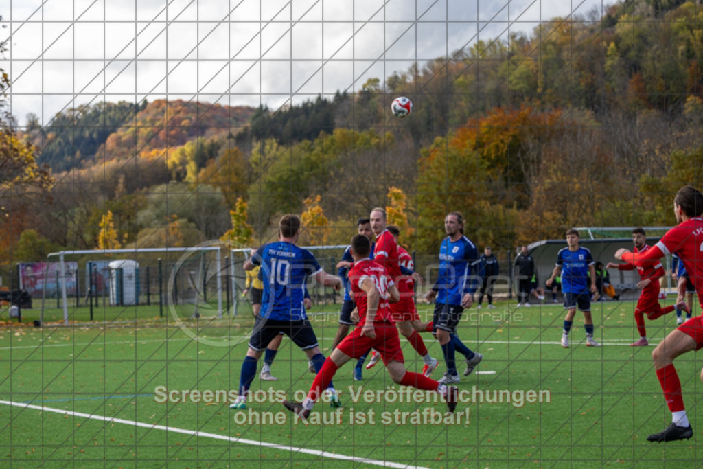 20251026_154745_0277 | #,1.FC Donzdorf (rot) vs. TSV Berkheim (blau), Fußball, Bezirksliga - Bezirk Neckar/Fils, 10. Spieltag, Saison 2025/2026, Kunstrasenplatz beim Lautertal Stadion, Süßener Straße 16, 73072 Donzdorf, 26.10.2025 - 15:00 Uhr,Foto: PhotoPeet-Sportfotografie/Peter Harich