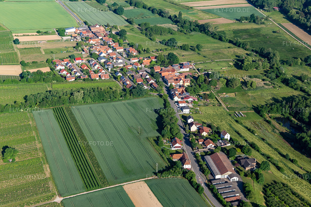 Luftbild:  in Hergersweiler im Bundesland Rheinland-Pfalz in Deutschland. – Foto: IMG_132279.jpg vom 28.05.2022 durch Werner Riehm/FLY-FOTO.de – Auflösung des Originals: 5472 x 3648 px – Gemeinde Hergersweiler