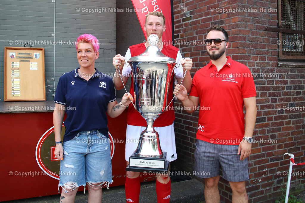 NH_KlubKosova_HarburgerSC_Testspiel_HarburgPokal_21072024 | #6 Tobias Rüpke (Harburger SC) bekam nach dem Sieg im Elfmeterschießen den Pokal überreicht.Fußball I Herren I Testspiel (Harburg-Pokal) I Saison 2024-2025 I Klub Kosova - Harburger SC I 21.07.2024 I Sportplatz Alter Postweg
