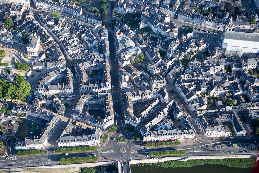 Vue aérienne: Vue de la ville à Blois dans le département Loir et Cher, France. Photo: IMG_082050.jpg prise le 20/06/2015 par Werner Riehm/FLY-FOTO.euRésolution de l'original: 5472 x 3648 px