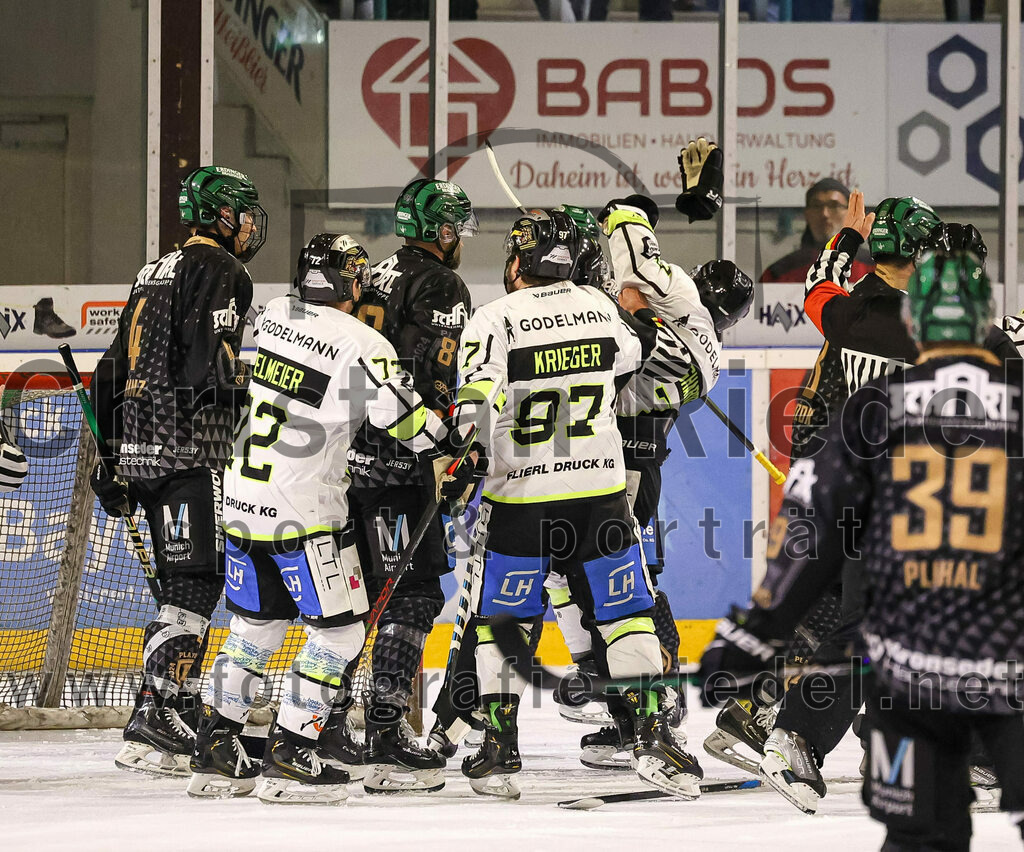 2024-03-01_059_TSV_Erding_gegen_ERSC_Amberg | Erding, Deutschland, 01.03.2024:
Eishockey, Bayernliga Playoffs 2023 / 2024, 5. Spieltag, TSV Erding gegen ERSC Amberg, Endergebnis: 9:0

Simon Franz (Erding Gladiators, #4), Andreas Pielmeier (ERSC Amberg, #72), Daniel Krieger (ERSC Amberg, #97)

Foto: Christian Riedel / fotografie-riedel.net
