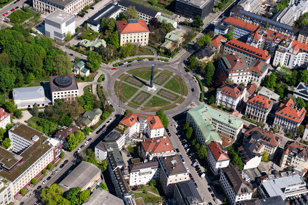 dr__0063448.jpg | MüNCHEN 29.04.2025 Karolinenplatz in München Maxvorstadt im Bundesland Bayern. Der Obelisk im Zentrum des Strahlenplatzes erinnert an die Gefallenen des Russlandfeldzuges. In den Kreisverkehr münden Brienner Straße, Barer Straße, Max-Joseph-Straße. // Circular Place Karolinenplatz in Munich in the state Bavaria, Germany. Foto: Daniel Reiter
