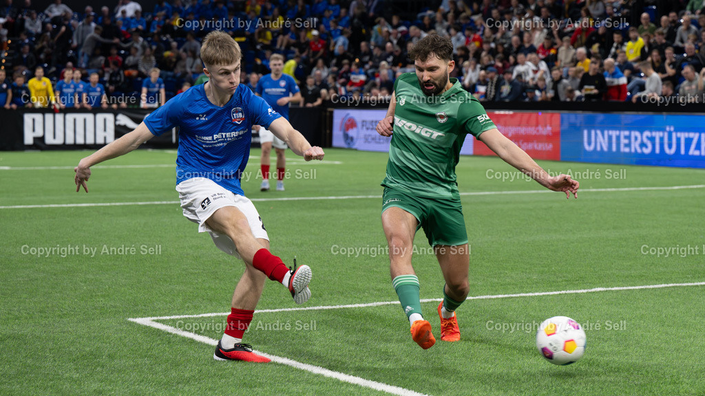 SHFV Lotto Masters 2024 | 20240113_7702, 13.01.2024, SHFV Lotto Masters 2024, Gruppe B, TSB Flensburg (blau) vs. PSV Neumünster (grün), William Baxter (TSB #25) / Paul Falk (PSV #19) - Realisiert mit Pictrs.com