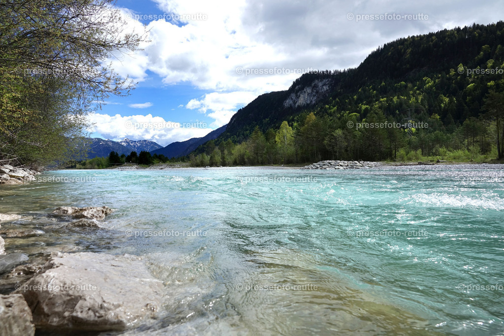 welltvi-Lechfluss-bei-Hoefen-09052019-09052019-DSD01092 | Info aus dem Bezirk Reutte/Ausserfern Tirol sowie eine umfangreiche Bilddatenbank über die gesamte Region: Lechtal, Talkessel Reutte, Tannheimertal, Zwischentoren. Lech, Plansee, Zugspitze, Grenztunnel, B179, Fernpassstraße, Verkehr, Lawinen, Tradition, - Realisiert mit Pictrs.com