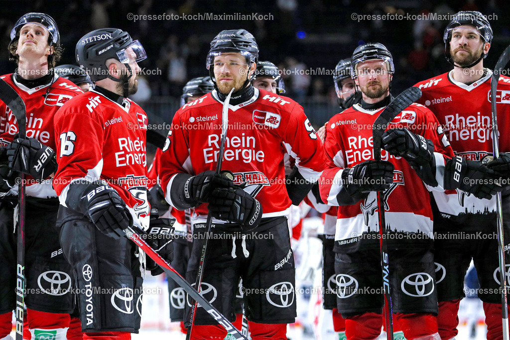 KoeDEL08032402134 | 08.03.2024, Köln, Eishockey, Penny DEL, 52. Spieltag, Lanxess-Arena, Kölner Haie - Adler Mannheim: Enttäuschte Gesichter bei den Kölner Haien nach der 1:6 Niederlage gegen Mannheim. L-R Stanislav Dietz (Kölner Haie), Louis-Marc Aubry (Kölner Haie), Jason Bast (Kölner Haie), Carter Proft (Kölner Haie), David McIntyre (Kölner Haie)