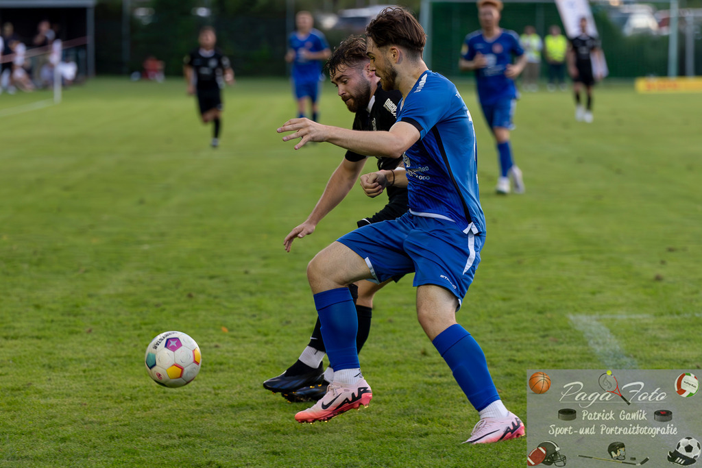 Hessenliga: Türk Gücü Friedberg - FC Eddersheim, 09.08.2024 | Luca Morlac (Türk Gücü Friedberg #11) &amp; Marco Speck (FC Eddersheim #19) im Zweikampf um den Ball, Türk Gücü Friedberg - FC Eddersheim, Friedberg, Städtischer Sportplatz, 9.8.2024 - Realisiert mit Pictrs.com