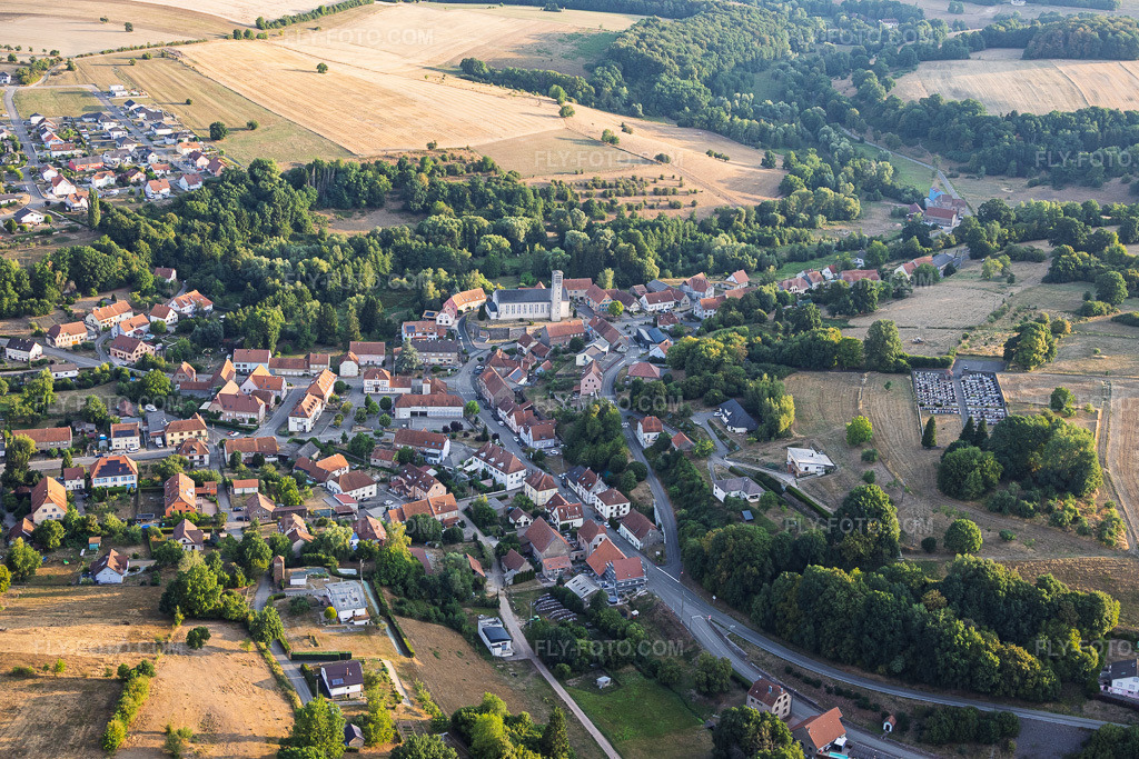 Aerial view: View of the town from the southwest in Volmunster in the state Moselle, France. – Photo: IMG_158818.jpg taken on 08/15/2026 by Werner Riehm/FLY-FOTO.com – Resolution of the original: 6000 x 4000 px