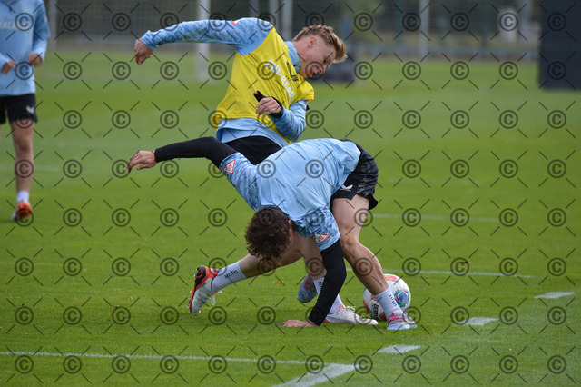 RGE_6077b | Hertha BSC, 2.Bundesliga, Herren, Saison 2025/26, Training,im Bild von li. Julian Eitschberger ( Hertha BSC ), Maurice Krattenmacher ( Hertha BSC ),  Fotograf:  Ralf Gebhardt - Realisiert mit Pictrs.com