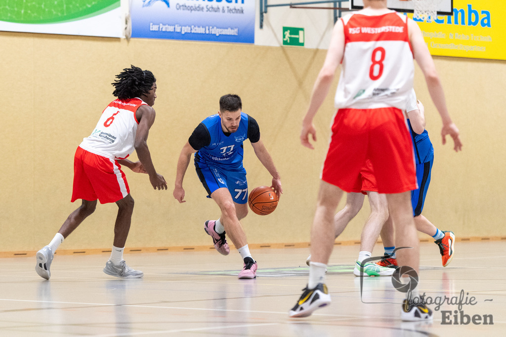 TSG Westerstede-Fortuna Logabirum | Basketball 2. Regionalliga; TSG Westerstede 2 (weiß)- Fortuna Logabirum (blau) am 12.12.2025 in Westerstede (Hössensportzentrum), Photo: Philip Eiben 2025 - Realisiert mit Pictrs.com