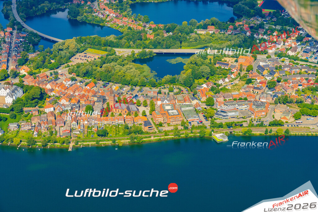 Übersichts Bild Plön - Die Luftaufnahme wurde 2025 vom UL-Flugzeug heraus erstellt ( keine Drohnenaufnahme ) - Hochauflösende Luftaufnahme - für Wandbilder und großformatige Ausdrucke geeignet. Das besondere Geschenk!Hier alle&nbsp;Infos zur Lizenzierung der LuftaufnahmeWir fliegen auch dieses Jahr wieder in Ihre Region um Luftbilder zu erstellen.- Luftbild anfragen