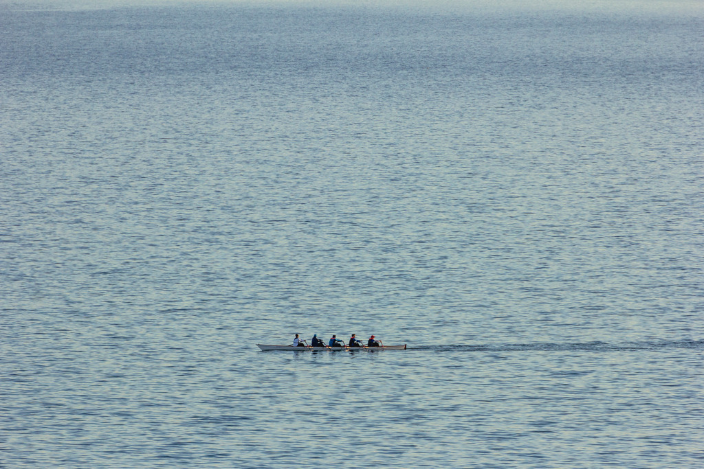 Morgendliches Rudern auf dem Bodensee | Ein Fünfer-Gigruderboot gleitet frühmorgens über den Bodensee – Symbol für Ruhe, Gemeinschaft und die Sehnsucht nach Freiheit auf stiller Weite. - Realisiert mit Pictrs.com