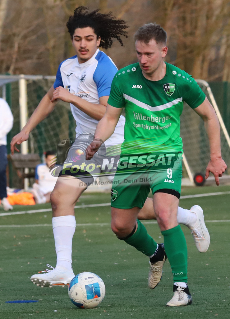 SC Bünde - TuS Brake | Auf dem Bild zu sehen: grün SC Bünde: Lukas Henning ; weiß TuS Brake: Youssef El Ouahabi SC Bünde, TuS Brake, Saison 25/26, Bezirksliga, Deutschland - Realisiert mit Pictrs.com