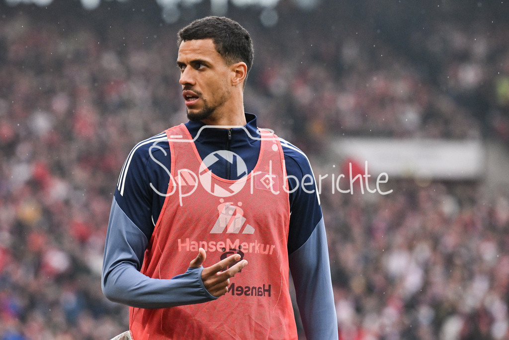VfB Stuttgart - Hamburger SV | STUTTGART, GERMANY - 12. APRIL: picture of Robert GLATZEL (Hamburger SV 9) during the Bundesliga Match between VfB Stuttgart vs. Hamburger SV on Matchday 29 at MHP Arena / DFL REGULATIONS PROHIBIT ANY USE OF PHOTOGRAPHS AS IMAGE SEQUENCES AND/OR QUASI-VIDEO