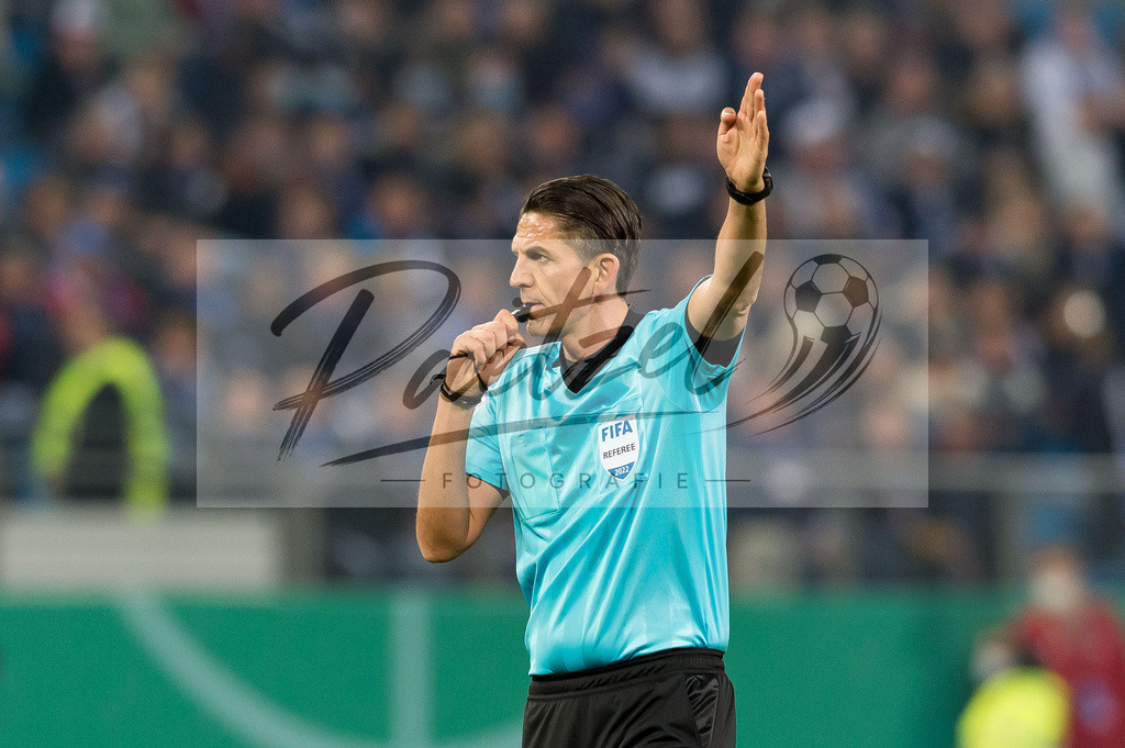 HSVSCF20220419_221 | Fussball, Herren: Referee Deniz Aytekin gestikuliert, Gestik beim DFB-Pokal-Halbfinalspiel zwischen Hamburger SV und SC Freiburg im Volksparkstadion am 19.04.2022 in Hamburg, Deutschland.DFB / DFL REGULATIONS PROHIBIT ANY USE OF PHOTOGRAPHS AS IMAGE SEQUENCES AND/OR QUASI-VIDEO. - Realisiert mit Pictrs.com