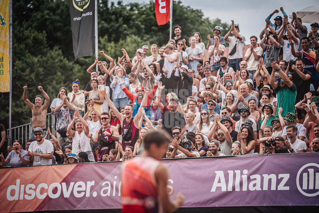Beachvolleyball | Männer | Allianz German Beach Tour 2025 | Tourstop München | 06.07.2025 | Die Fans bejubeln einen Punkt von Yannick Bibelriether