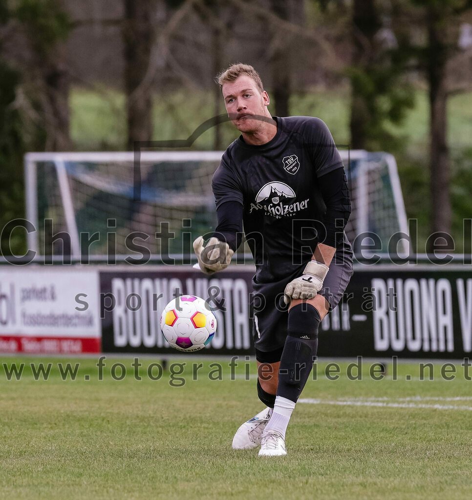 2023-10-14_089_FC_Langengeisling_gegen_TSV_Siegsdorf | Erding, Deutschland, 14.10.2023:
Fußball, Bezirksliga Oberbayern Ost 2023 / 2024, 13. Spieltag, FC Langengeisling gegen TSV Siegsdorf, Endergebnis: 3:0

Torwart Fabian König (TSV Siegsdorf, #1)

Foto: Christian Riedel / fotografie-riedel.net