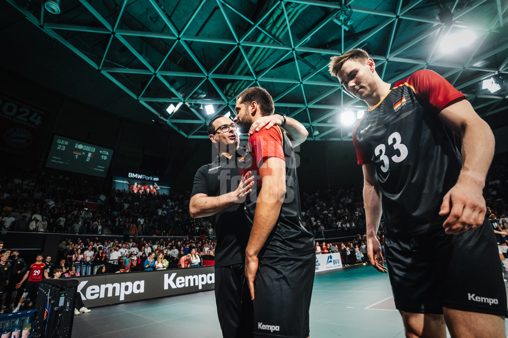 Volleyball | Männer | Testspiel | Deutschland vs. Italien | 26.05.2025 | v.l. Headcoach Thomas 'Bob' Ranner (Deutschland) Tim Peter (#16, Deutschland) und Simon Torwie (#33, Deutschland)