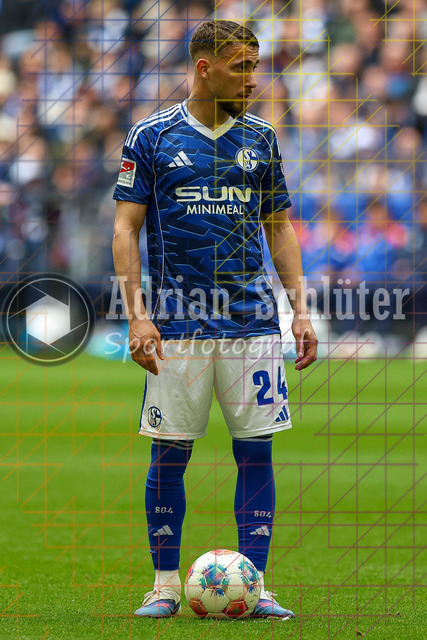 05.04.2026, GER, Fussball, Herren, 2. BL, Saison 2025/2026, FC Schalke 04 - Karlsruher SC | Adli Aouchiche (S04) schaut 