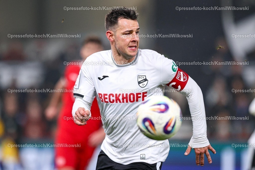 xKWIx13122501038 | 13.12.2025, xKWIx, Fußball, 3. Liga, SC Verl - Rot-Weiss Essen, SPORTCLUB Arena: Niko Kijewski (SC Verl #19) Photo: xKamilxWilkowskixPressefotoKochx